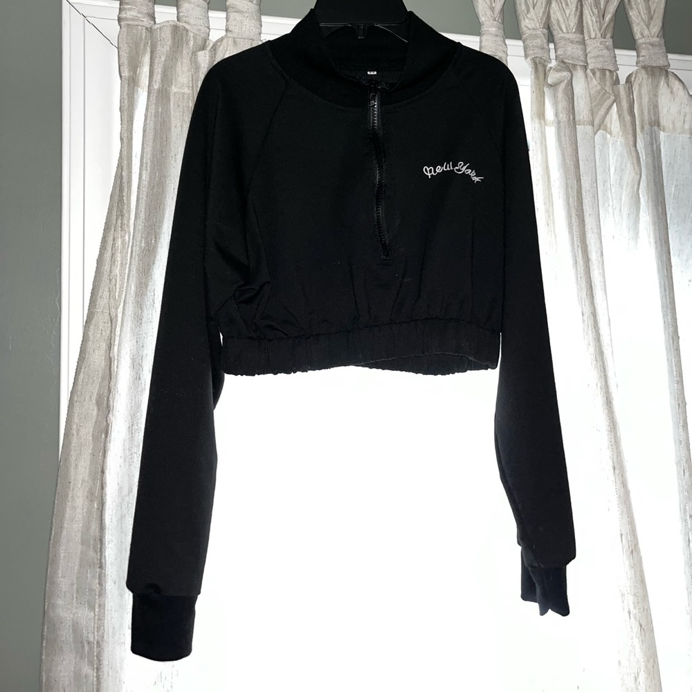 Black, cropped New York hoodie
